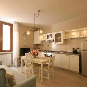Apartment Violetta Maison, Elegante E Romantica A Salo', Saló